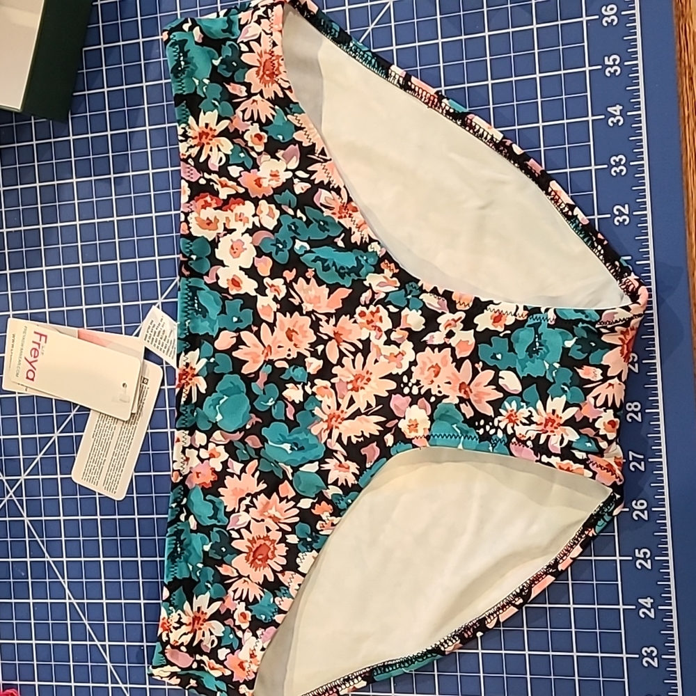 Freya swim bottom NWT